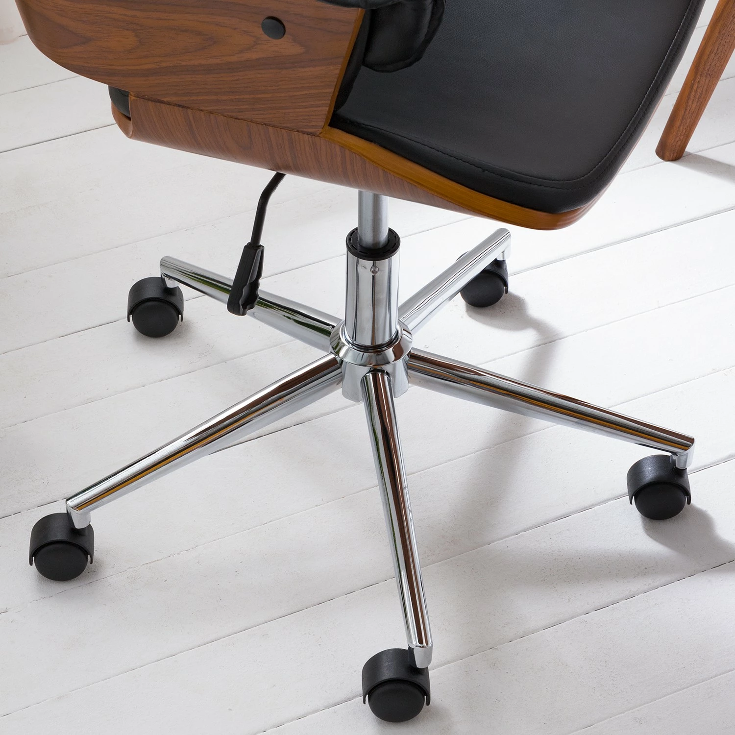 Studio Copenhagen Chefsessel Zevia - Schwarz / Walnuss 12 Studio Copenhagen Chefsessel Zevia - Schwarz / Walnuss – Bild 10