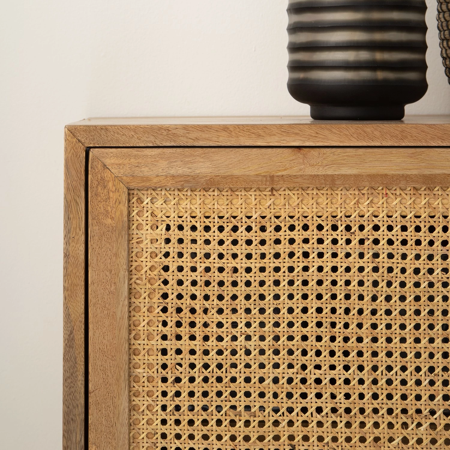 Ars manufacti Sideboard Vina I - Mango massiv / Wiener Geflecht - Mango / Schwarz 11 Ars manufacti Sideboard Vina I - Mango massiv / Wiener Geflecht - Mango / Schwarz – Bild 9
