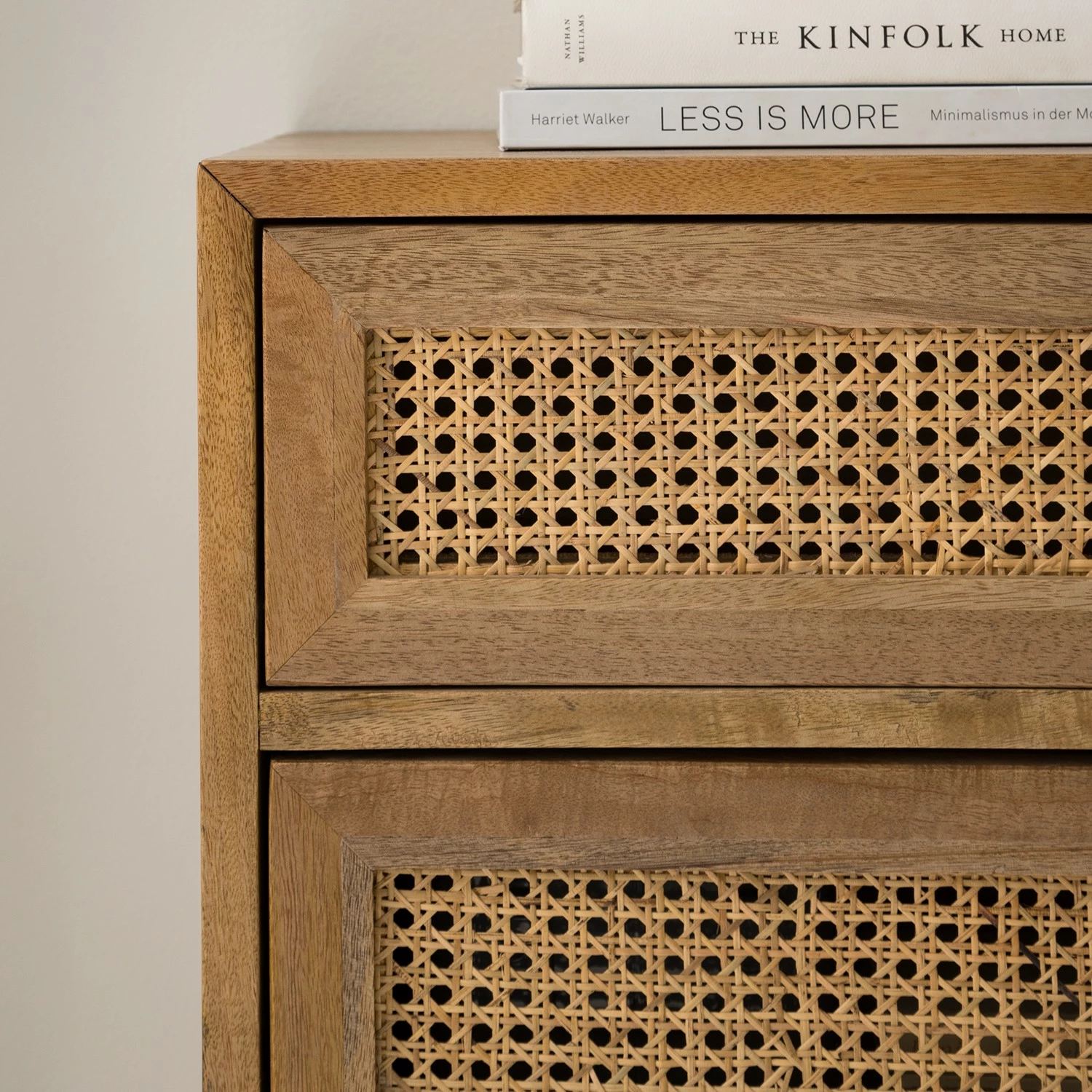 Ars manufacti Kommode Vina I - Mango massiv / Wiener Geflecht - Mango / Schwarz 9 Ars manufacti Kommode Vina I - Mango massiv / Wiener Geflecht - Mango / Schwarz – Bild 7