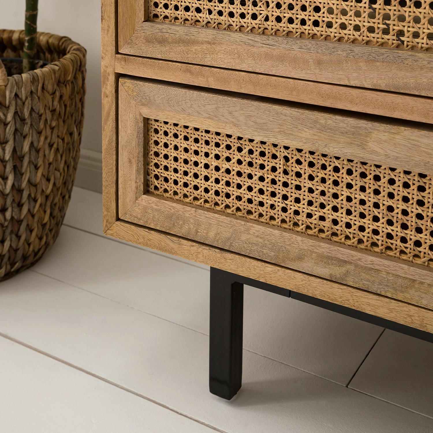 Ars manufacti Kommode Vina I - Mango massiv / Wiener Geflecht - Mango / Schwarz 11 Ars manufacti Kommode Vina I - Mango massiv / Wiener Geflecht - Mango / Schwarz – Bild 9