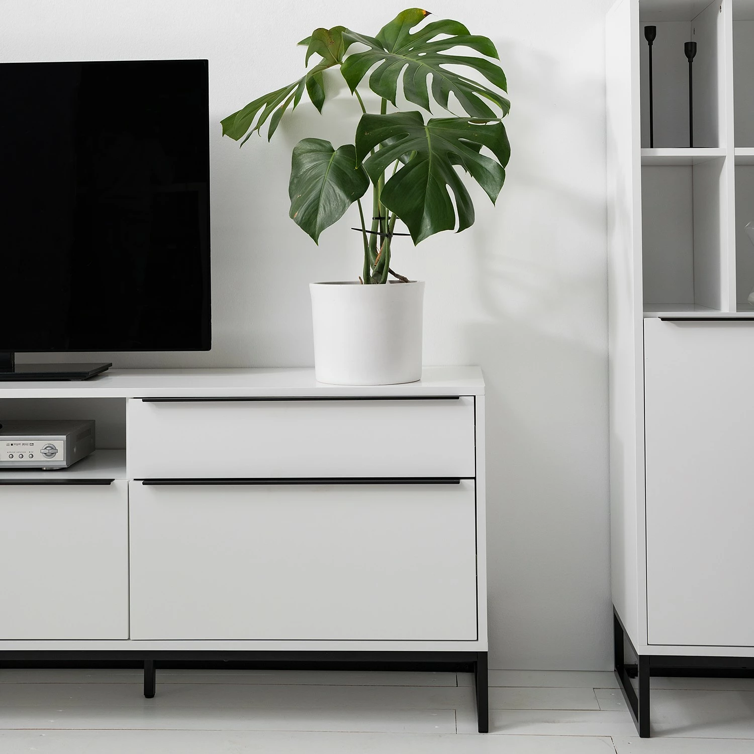 Fredriks Lowboard White Hall II - Matt Weiß / Schwarz 17 Fredriks Lowboard White Hall II - Matt Weiß / Schwarz – Bild 15