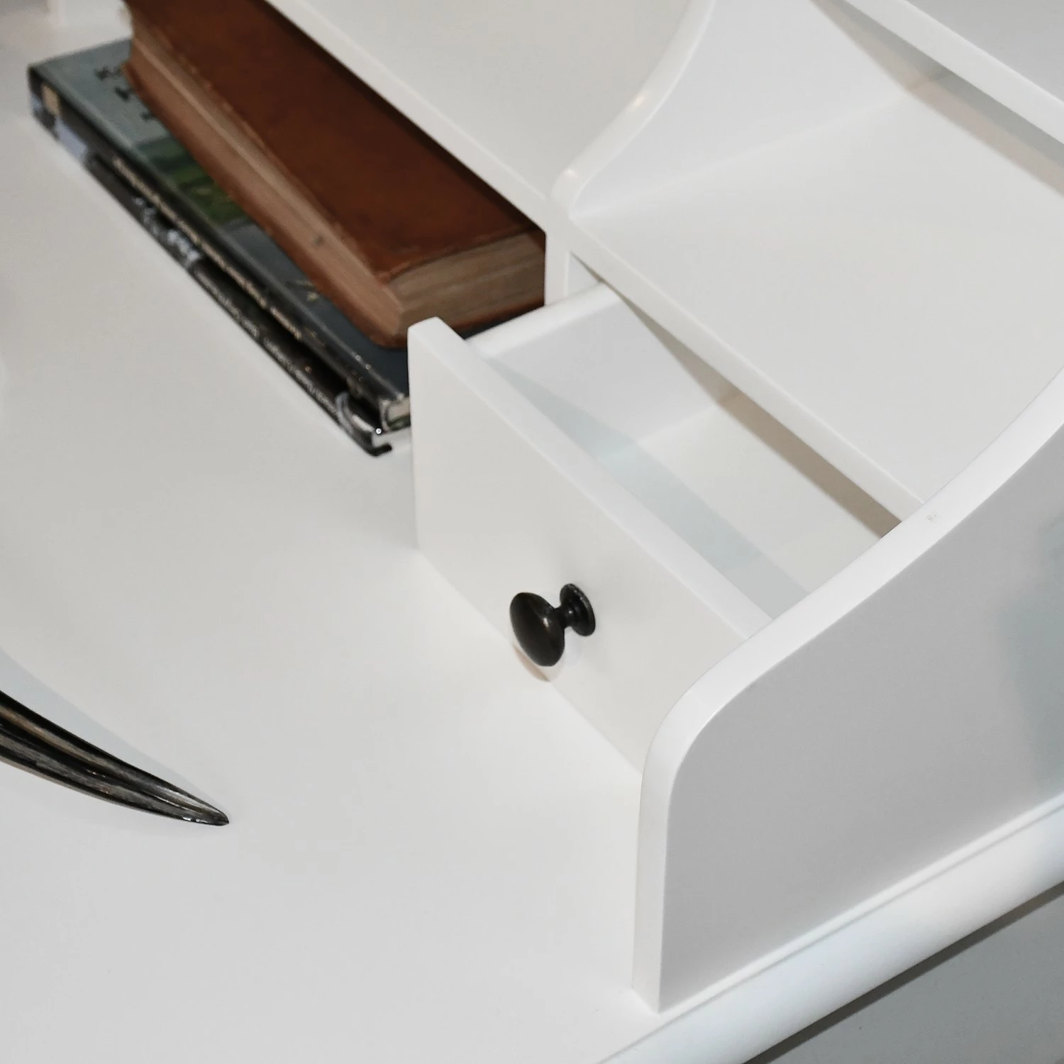 Velvet Studio Sekretär Chambly - Weiß / Schwarz 6 Velvet Studio Sekretär Chambly - Weiß / Schwarz – Bild 4