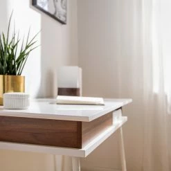 Fredriks Schreibtisch Paide - (Höhenverstellbar) - Hochglanz Weiß / Walnuss Dekor 28 Fredriks Schreibtisch Paide - (Höhenverstellbar) - Hochglanz Weiß / Walnuss Dekor -Möbel Verkäufe 2024 1000256389 220601 024 MOOD DETAILS P000000001000256389 mood