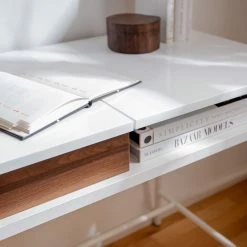 Fredriks Schreibtisch Paide - (Höhenverstellbar) - Hochglanz Weiß / Walnuss Dekor 29 Fredriks Schreibtisch Paide - (Höhenverstellbar) - Hochglanz Weiß / Walnuss Dekor -Möbel Verkäufe 2024 1000256389 220601 025 MOOD DETAILS P000000001000256389 mood