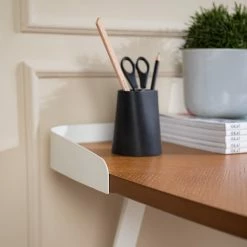 Fredriks Schreibtisch Azua - Eiche Dekor / Weiß 28 Fredriks Schreibtisch Azua - Eiche Dekor / Weiß -Möbel Verkäufe 2024 1000256391 220407 032 DETAILS P000000001000256391