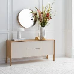 Studio Copenhagen Sideboard Maayka I - Eiche teilmassiv - Mushroom Creme / Eiche Hell -Möbel Verkäufe 2024 1000277378 220905 020 MOOD DETAILS P000000001000277378 mood