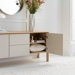 Studio Copenhagen Sideboard Maayka I - Eiche teilmassiv - Mushroom Creme / Eiche Hell -Möbel Verkäufe 2024 1000277378 220905 021 MOOD DETAILS P000000001000277378 mood