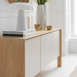 Studio Copenhagen Sideboard Maayka I - Eiche teilmassiv - Mushroom Creme / Eiche Hell -Möbel Verkäufe 2024 1000277378 220905 022 MOOD DETAILS P000000001000277378 mood