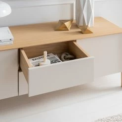 Studio Copenhagen Sideboard Maayka I - Eiche teilmassiv - Mushroom Creme / Eiche Hell -Möbel Verkäufe 2024 1000277378 220905 023 MOOD DETAILS P000000001000277378 mood